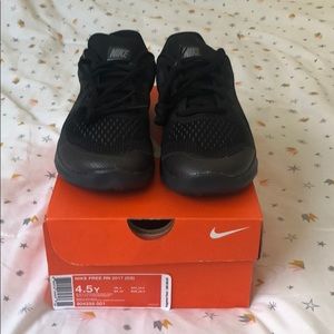 Black kid Nike free RN 2017 4.5Y